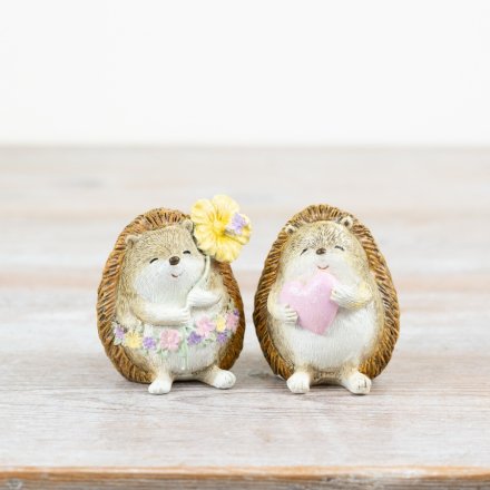Resin hedgehog ornaments in flower and heart designs, 7cm — a charming gift for the home